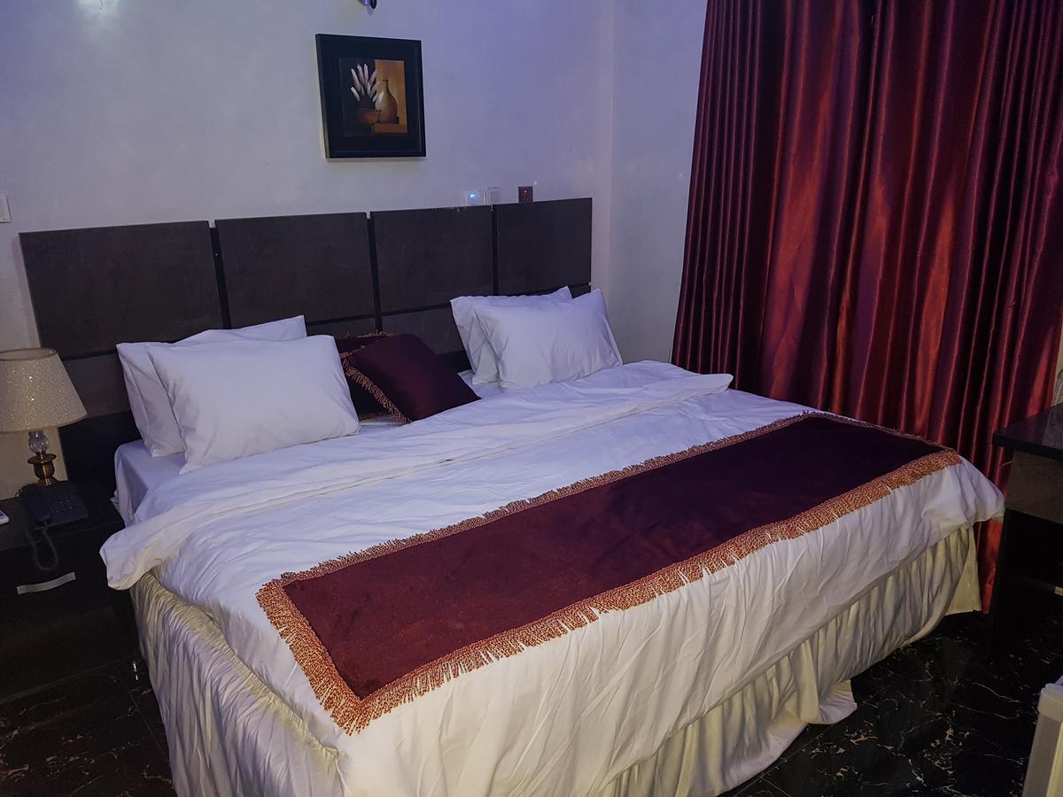 The Resident Hotel Owerri Екстериор снимка
